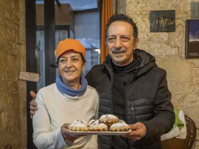 Ad accoglierci ci sono i coniugi Amedeo Savoni e Mariella Naglieri, che portano avanti con passione la tradizione culinaria. �Seguendo una ricetta antichissima e segretissima ereditata da mia madre, che oggi avrebbe avuto 102 anni�, aggiunge Mariella